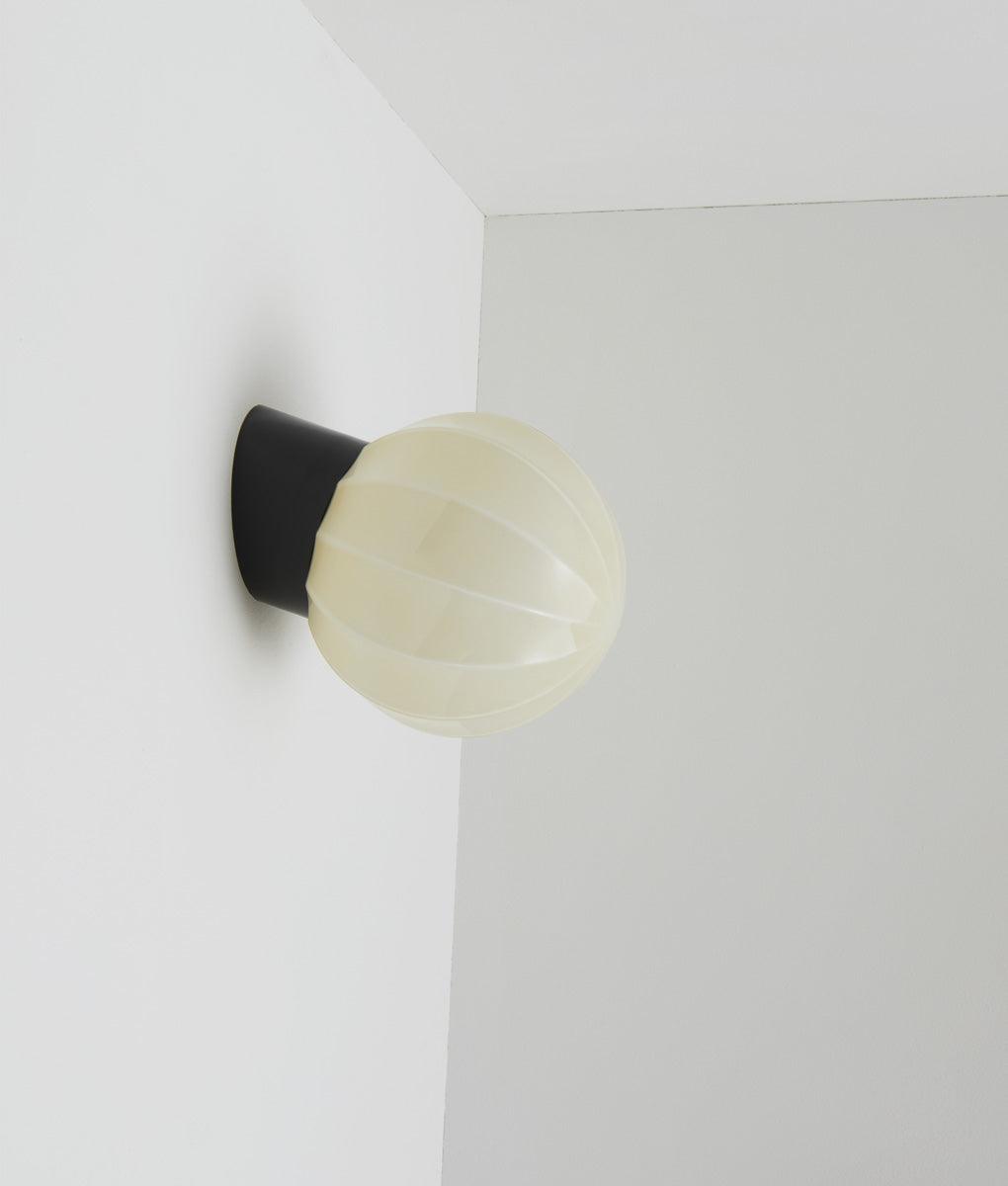 La Quincaillerie moderne - Applique "Movida" droite, blanc opaline blanche