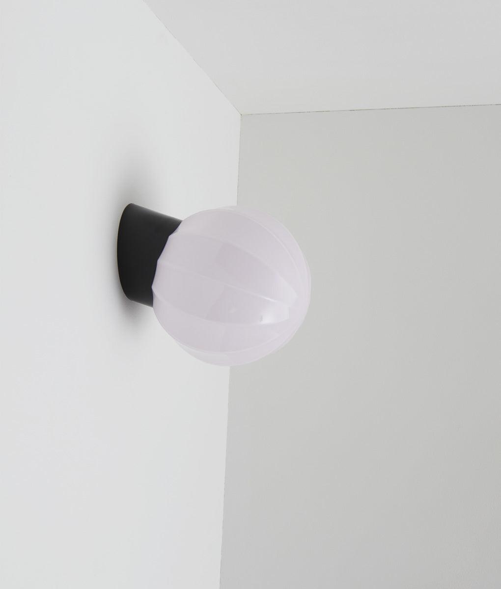 La Quincaillerie moderne - Applique "Movida" inclinée, noir opaline rose très pâle