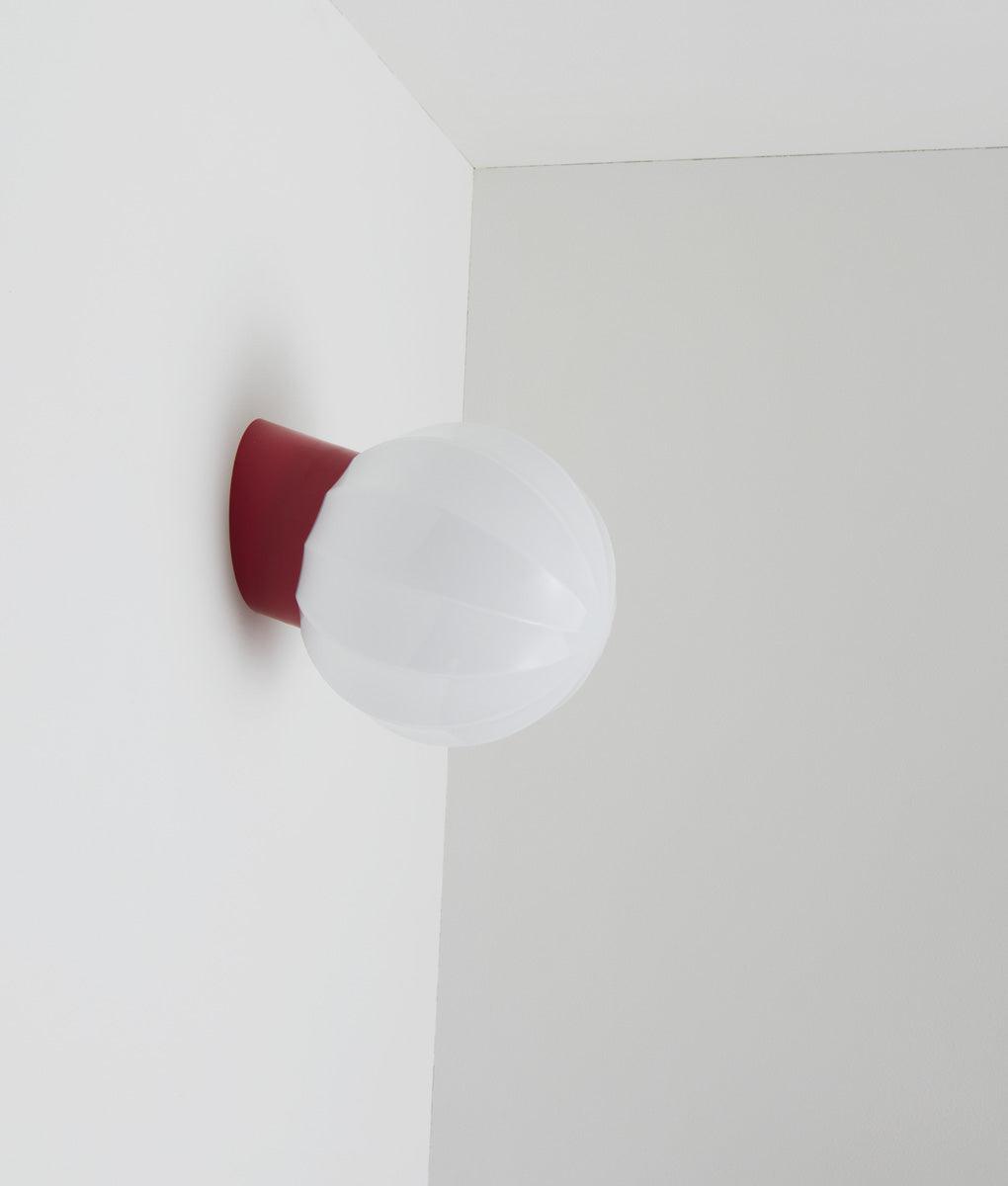 La Quincaillerie moderne - Applique "Movida" droite, rouge coquelicot opaline blanche