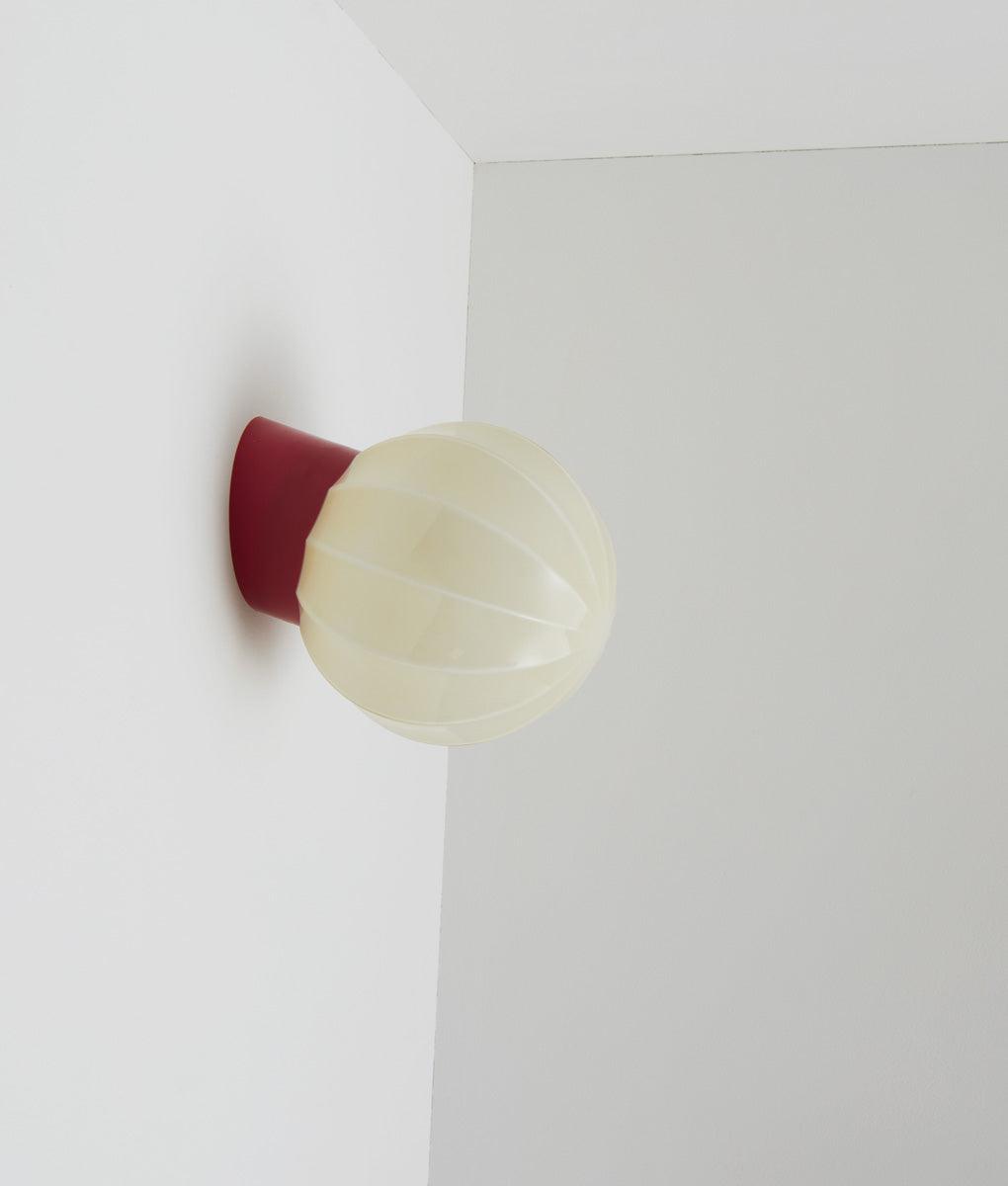 La Quincaillerie moderne - Applique "Movida" inclinée, rouge coquelicot opaline crème