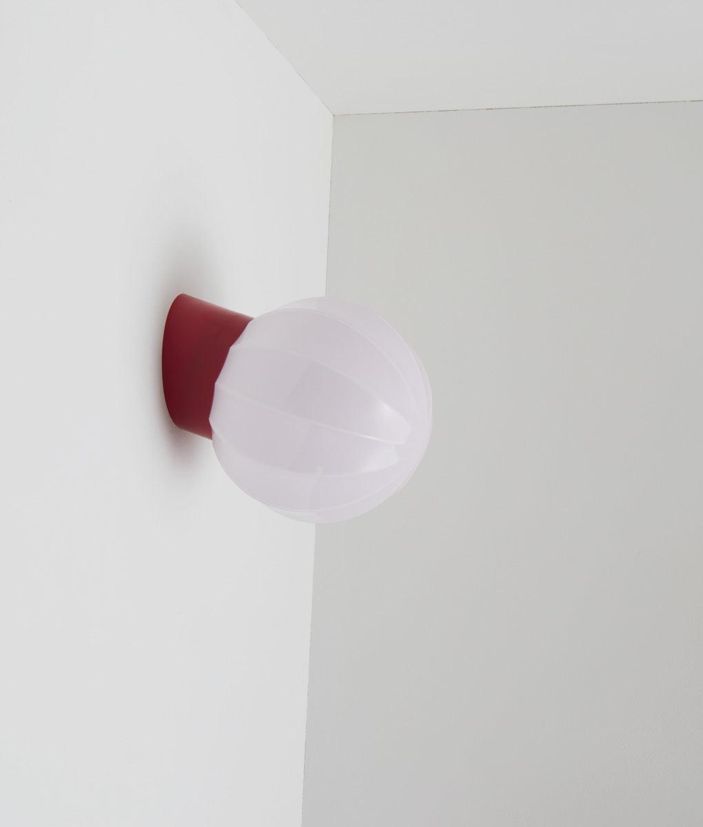 La Quincaillerie moderne - Applique "Movida" inclinée, rouge coquelicot opaline rose très pâle