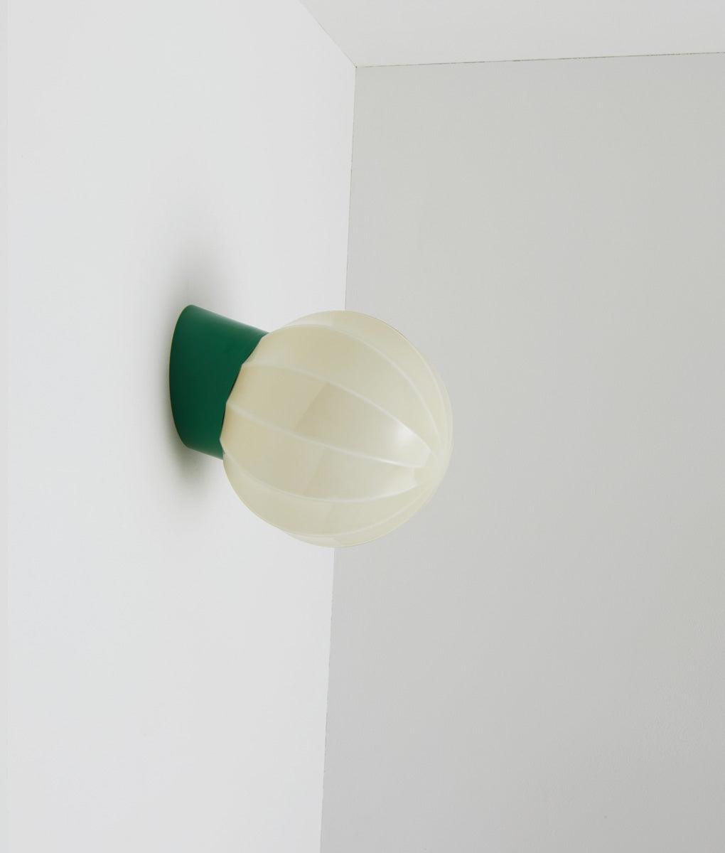 La Quincaillerie moderne - Applique "Movida" inclinée, vert prairie opaline crème