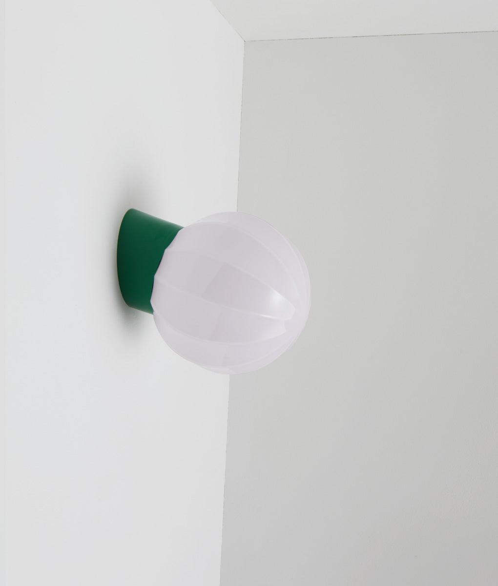 La Quincaillerie moderne - Applique "Movida" inclinée, vert prairie opaline rose très pâle