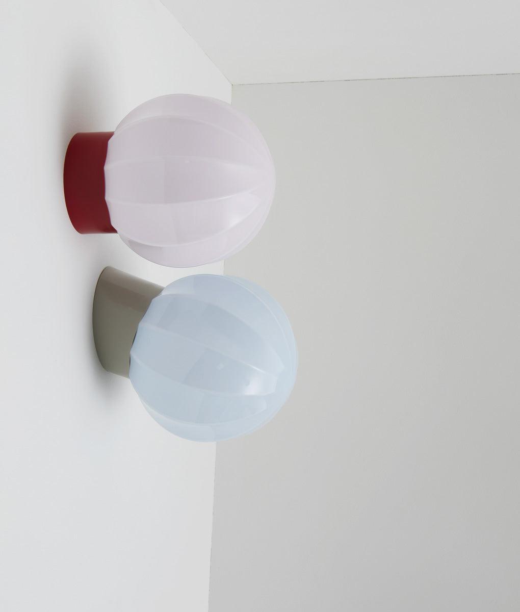 La Quincaillerie moderne - Appliques "Movida" droite et inclinée, rouge coquelicot et gris perle, opaline rose très pâle et bleu pâle