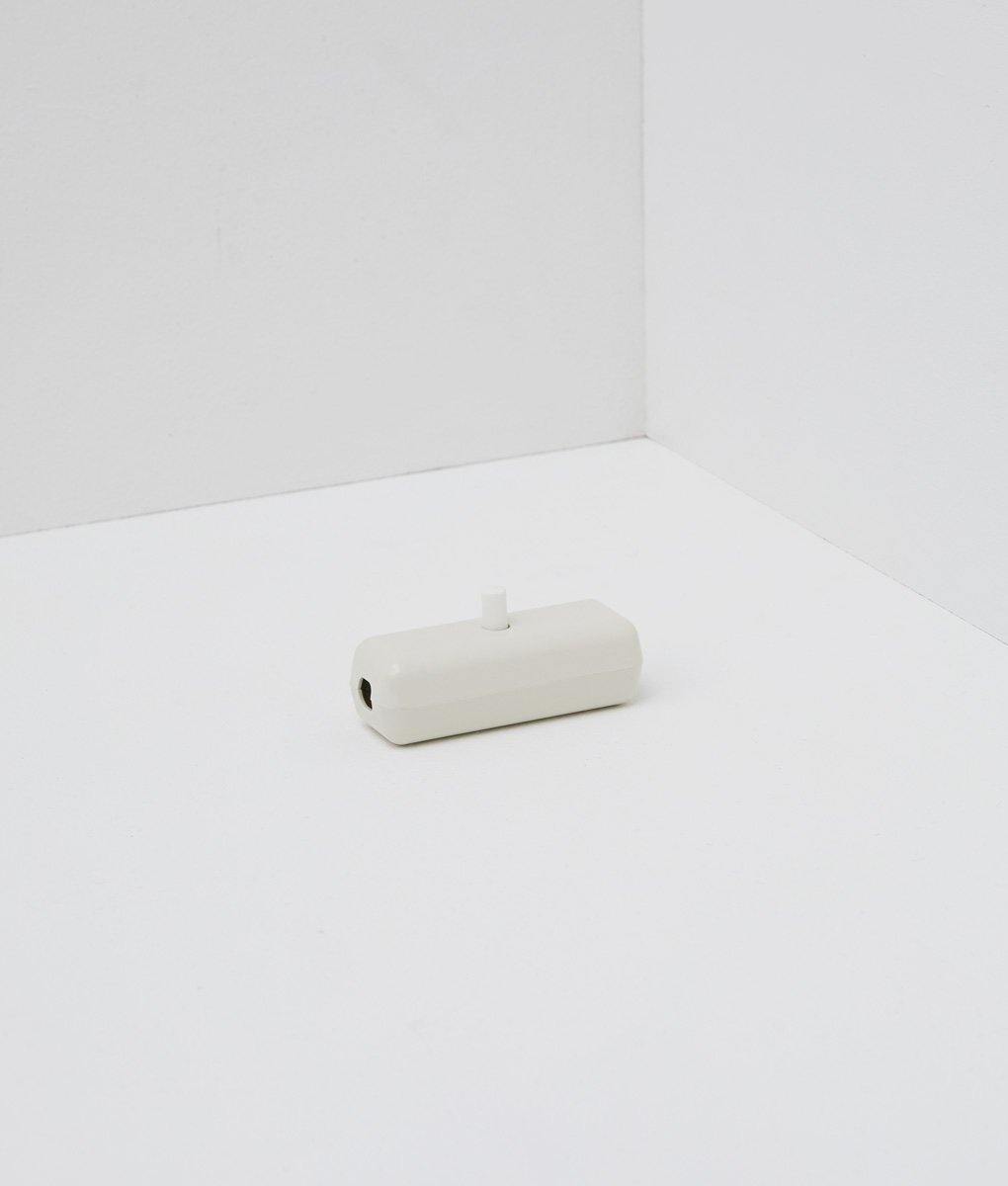 Interrupteur rectangulaire blanc avec bouton poussoir blanc