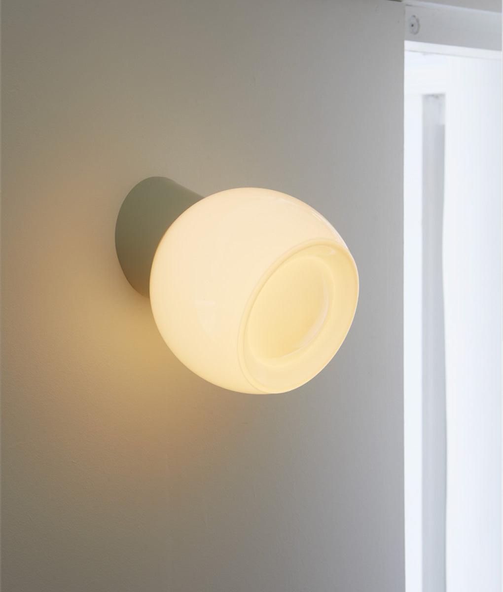 Applique "Bauhaus" inclinée gris perle, verrerie opaline corolle