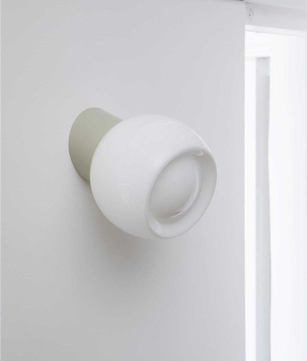 Applique "Bauhaus" inclinée gris perle, verrerie opaline corolle