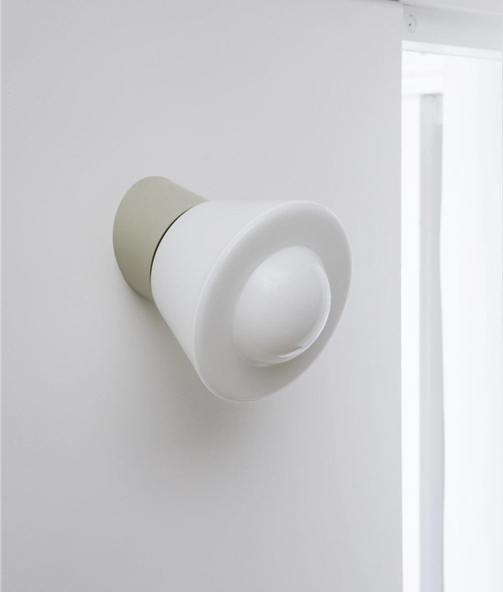 Applique "Bauhaus" inclinée gris perle, verrerie opaline toque