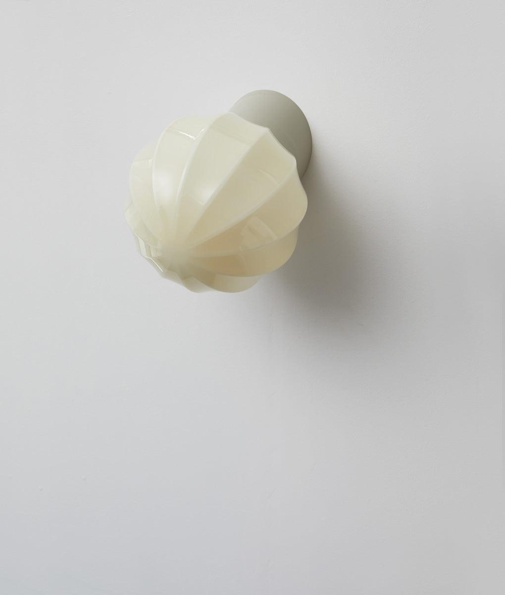 La Quincaillerie moderne - Applique "Movida" inclinée, gris perle opaline crème