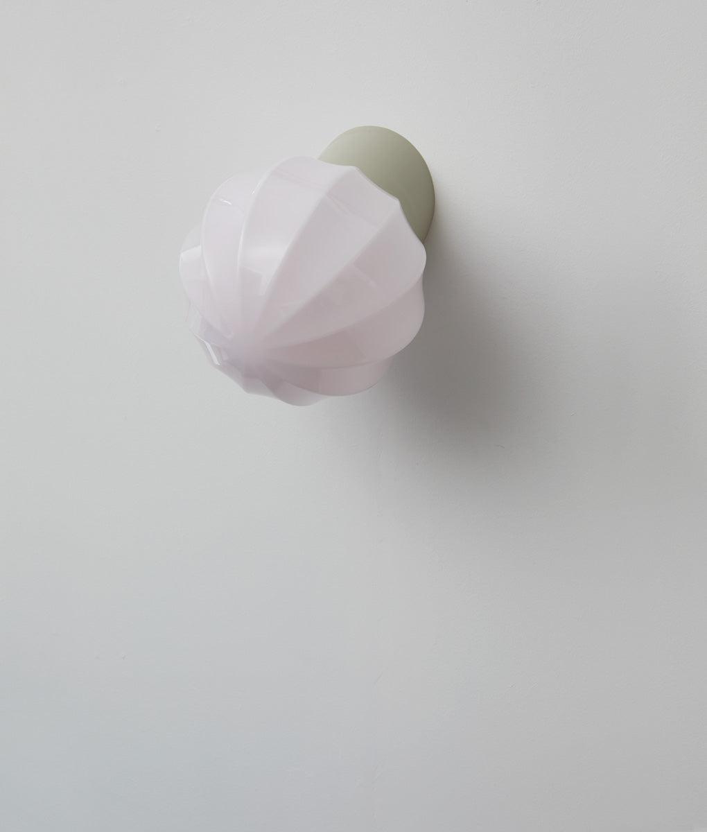 La Quincaillerie moderne - Applique "Movida" inclinée, gris perle opaline rose très pâle
