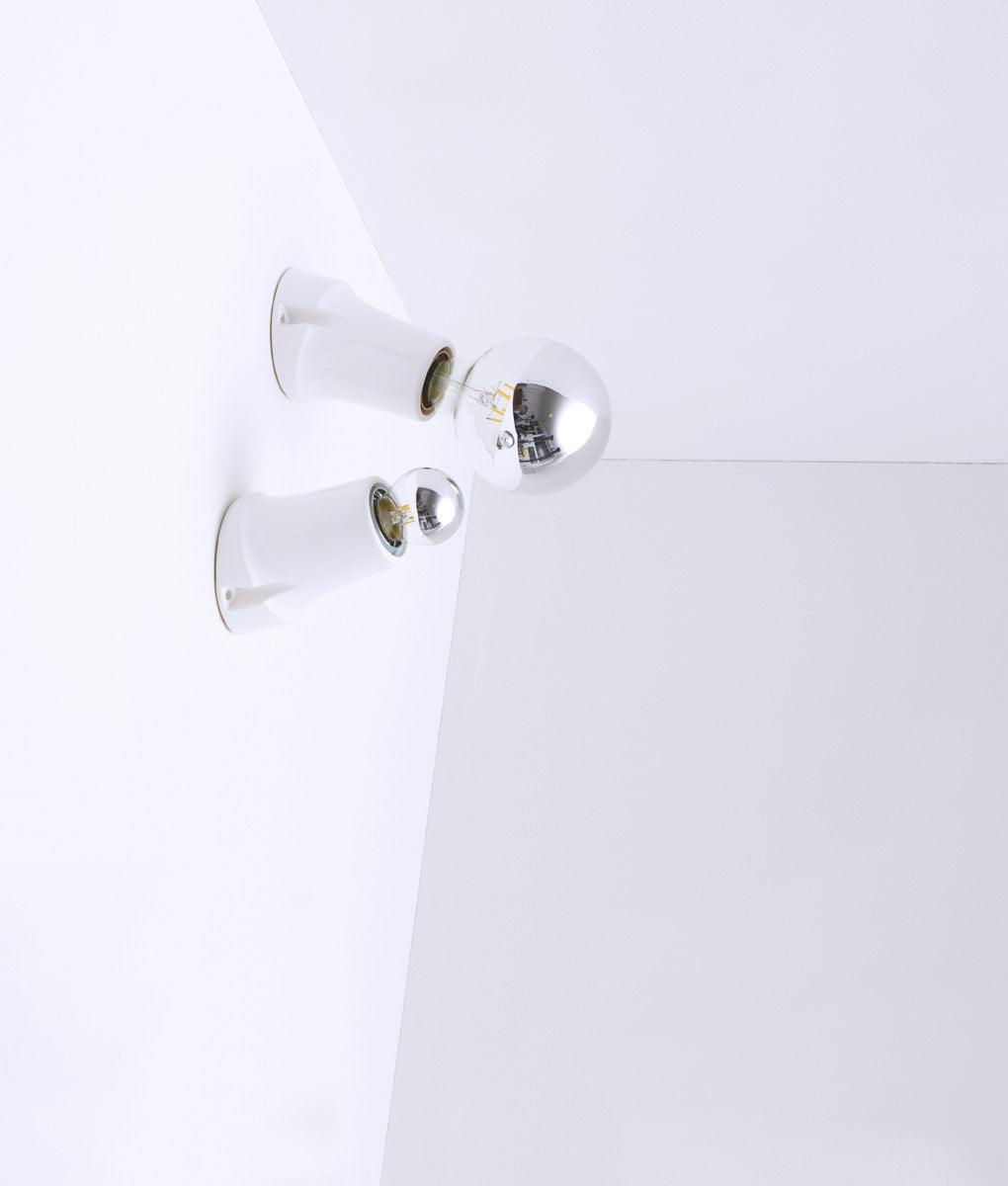 Porte ampoule inclinée en porcelaine blanche