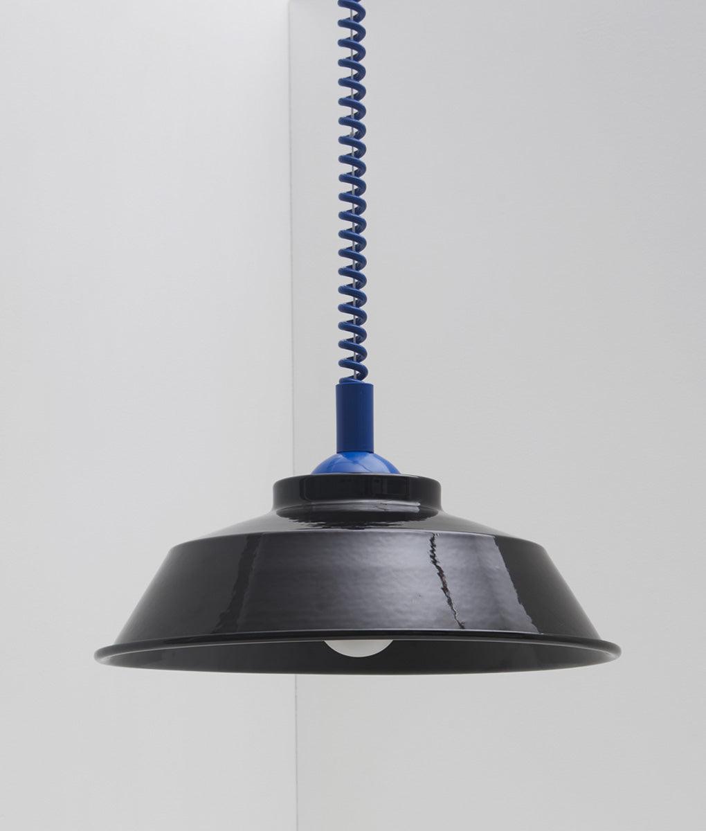 Suspension monte et baisse "Après-midi", câble bleu Klein, abat-jour en métal émaillé