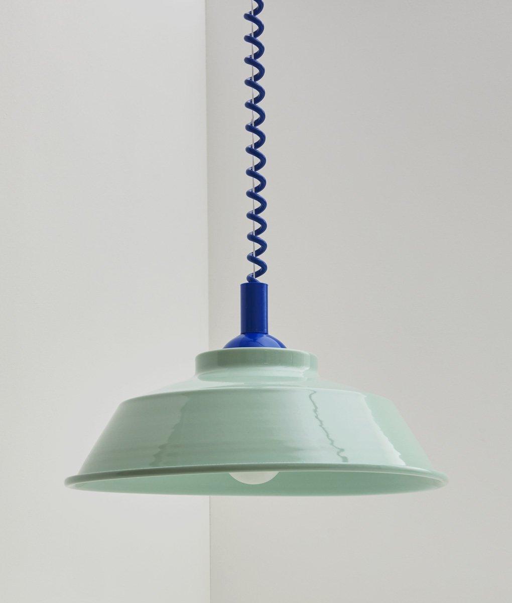 Suspension monte et baisse "Après-midi", câble bleu Klein, abat-jour en métal émaillé