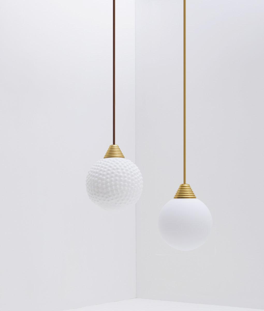 Suspension "Babel", grande verrerie boule en opaline - La Quincaillerie moderne