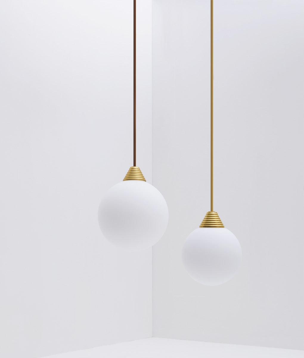 Suspension "Babel", grande verrerie boule en opaline - La Quincaillerie moderne