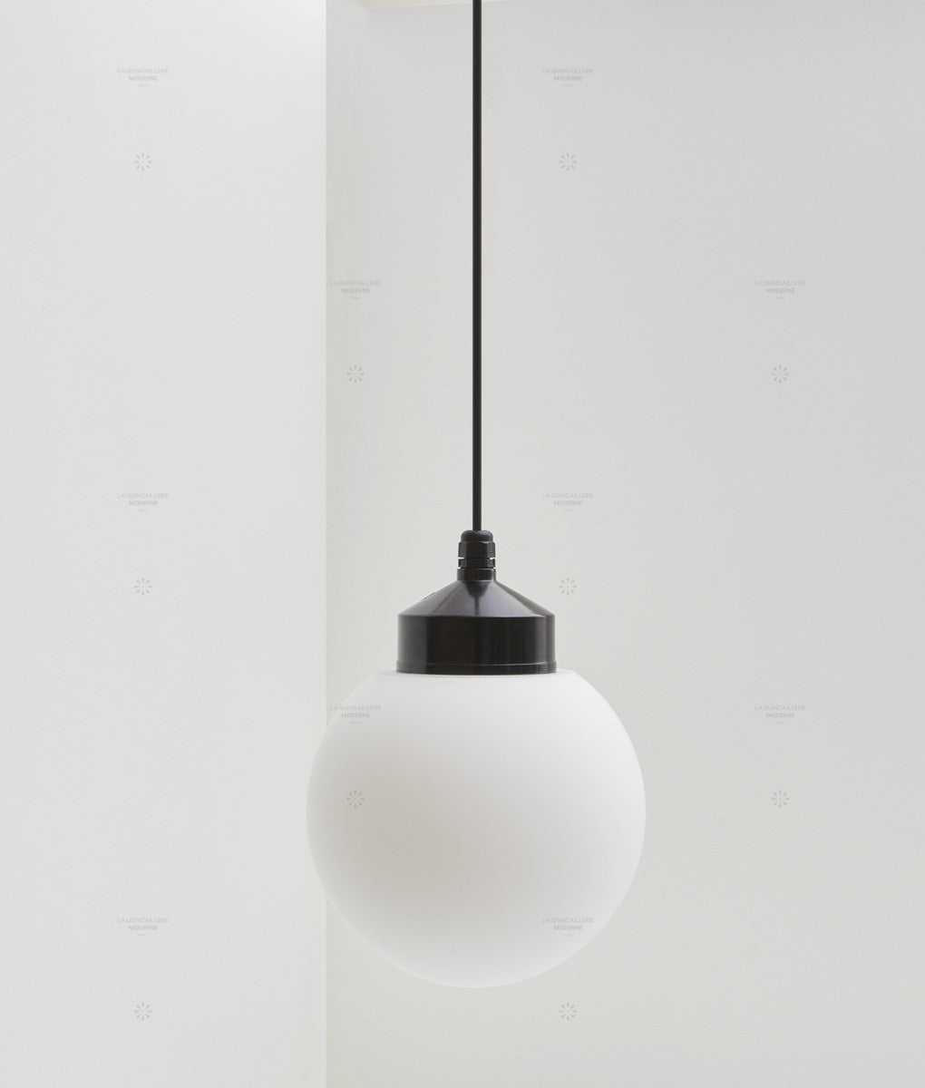 La Quincaillerie moderne - Suspension "Bauhaus", noir opaline blanche
