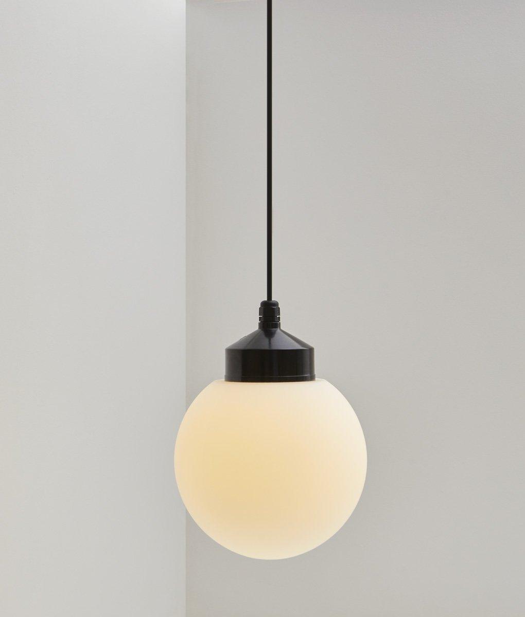 La Quincaillerie moderne - Suspension "Bauhaus", noir opaline blanche