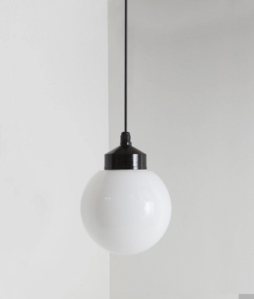 La Quincaillerie moderne - Suspension "Bauhaus", noir opaline blanche