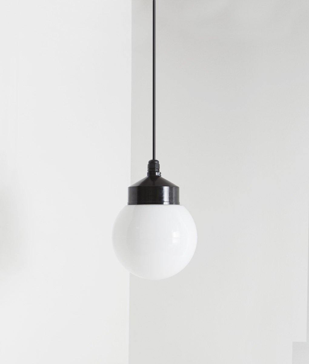 La Quincaillerie moderne - Suspension "Bauhaus", noir opaline blanche