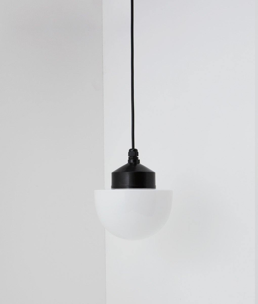 La Quincaillerie moderne - Suspension "Bauhaus", noir opaline blanche