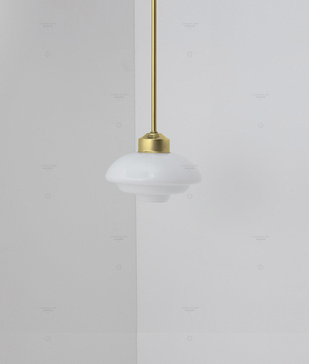 Suspension "Bistro" laiton, verrerie opaline "artichaut", modèle court, 30cm, éteinte