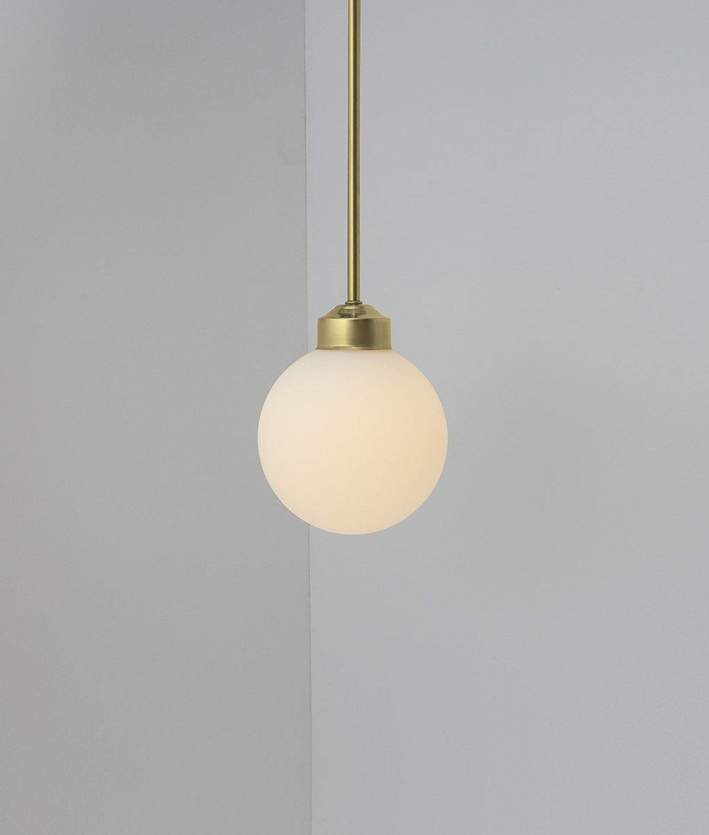 Suspension "Bistro" laiton, grande verrerie boule opaline mate, modèle long, 30cm, allumée