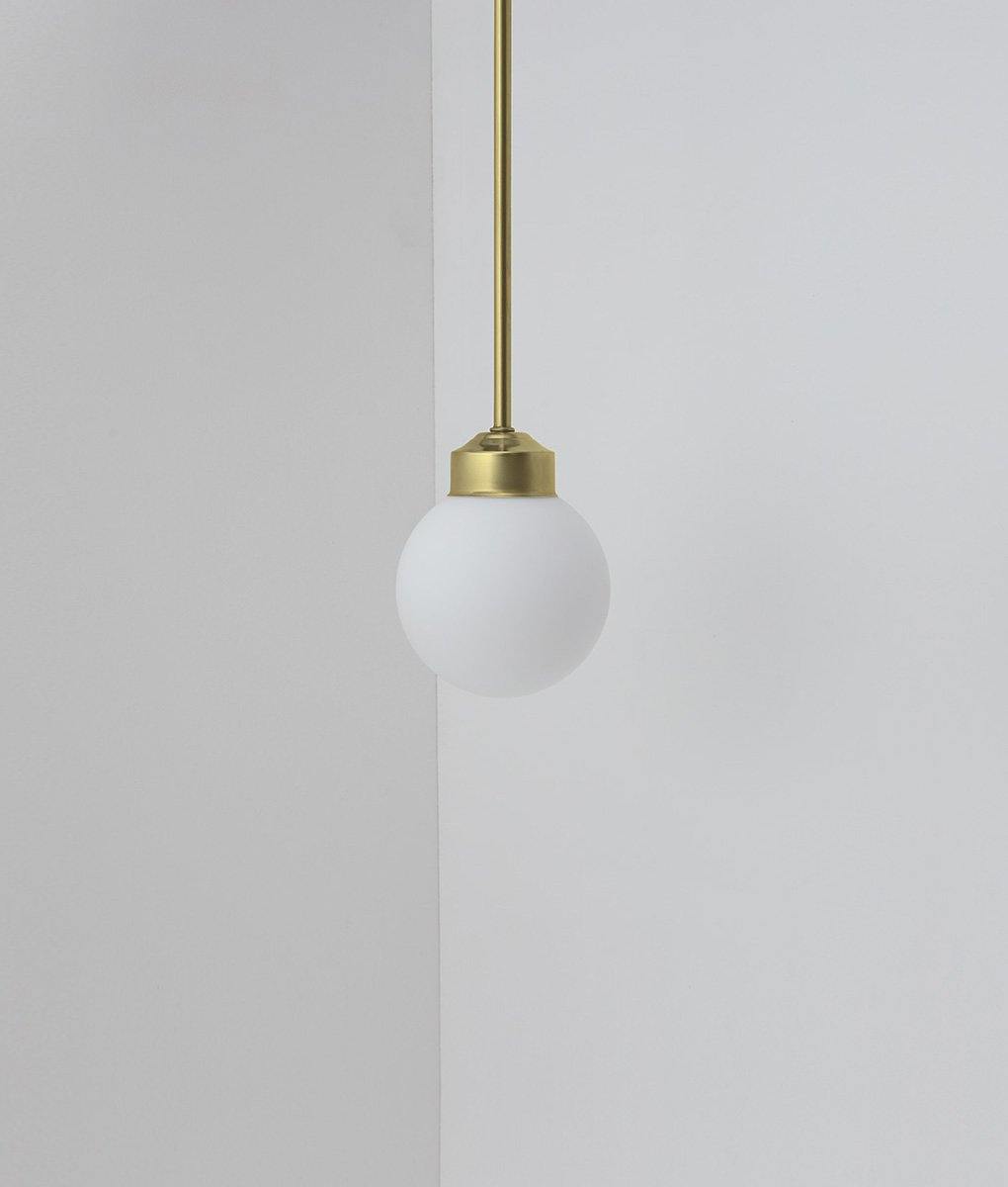 Suspension "Bistro" laiton, petite verrerie boule opaline mate, modèle court, 30cm, éteinte