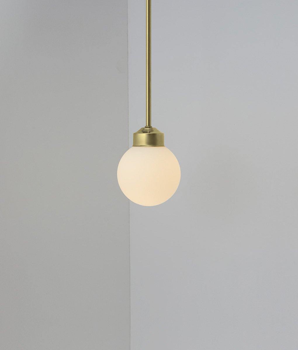 Suspension "Bistro" laiton, petite verrerie boule opaline mate, modèle court, 30cm, allumée