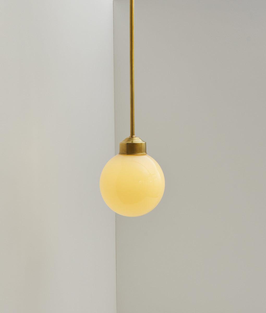 Suspension "Bistro" laiton, verrerie boule en opaline crème satinée - La Quincaillerie moderne