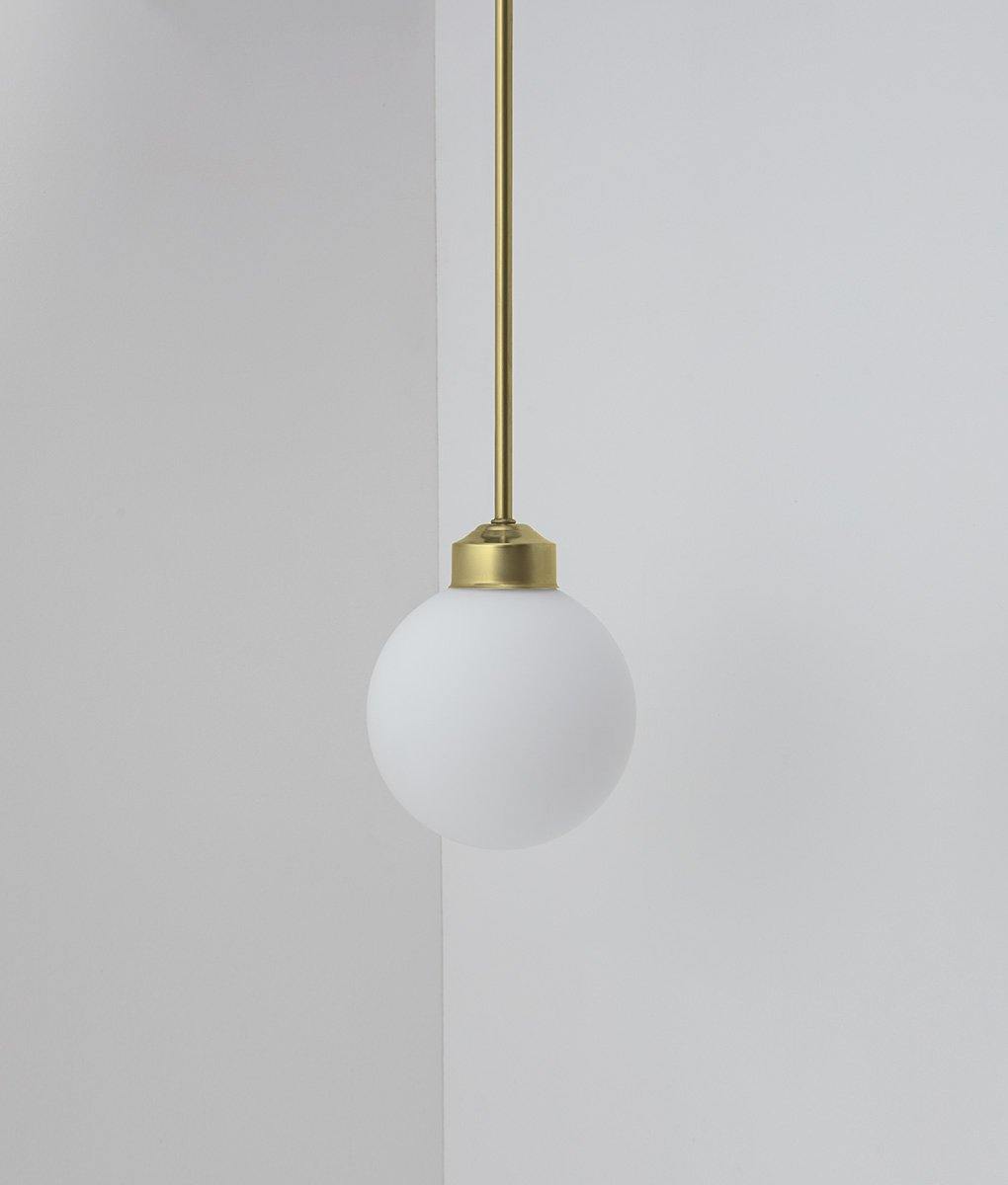 Suspension "Bistro" laiton, grande verrerie boule opaline mate, modèle moyen