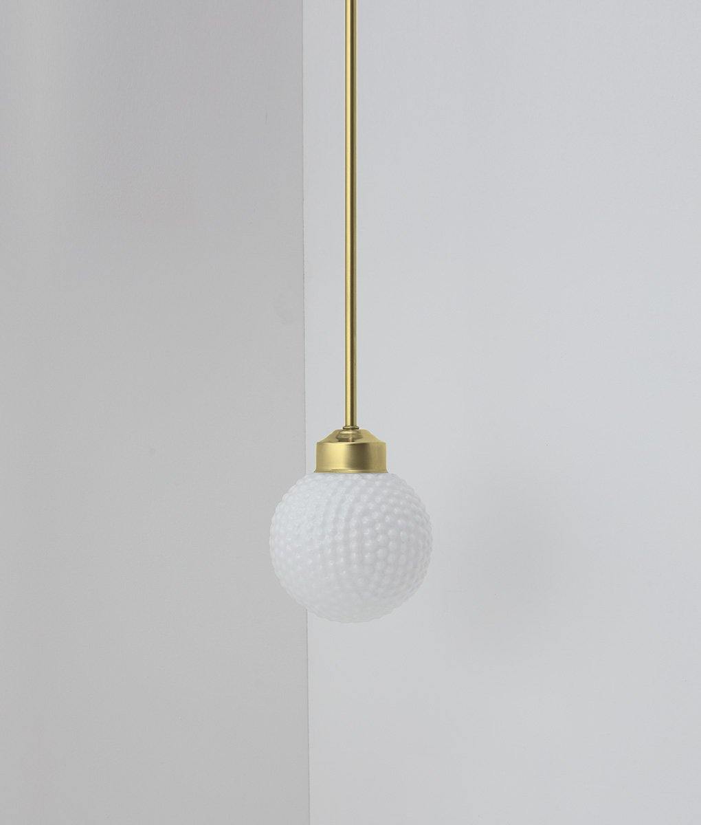 Suspension "Bistro" laiton, verrerie boule opaline bullée, modèle long, éteinte