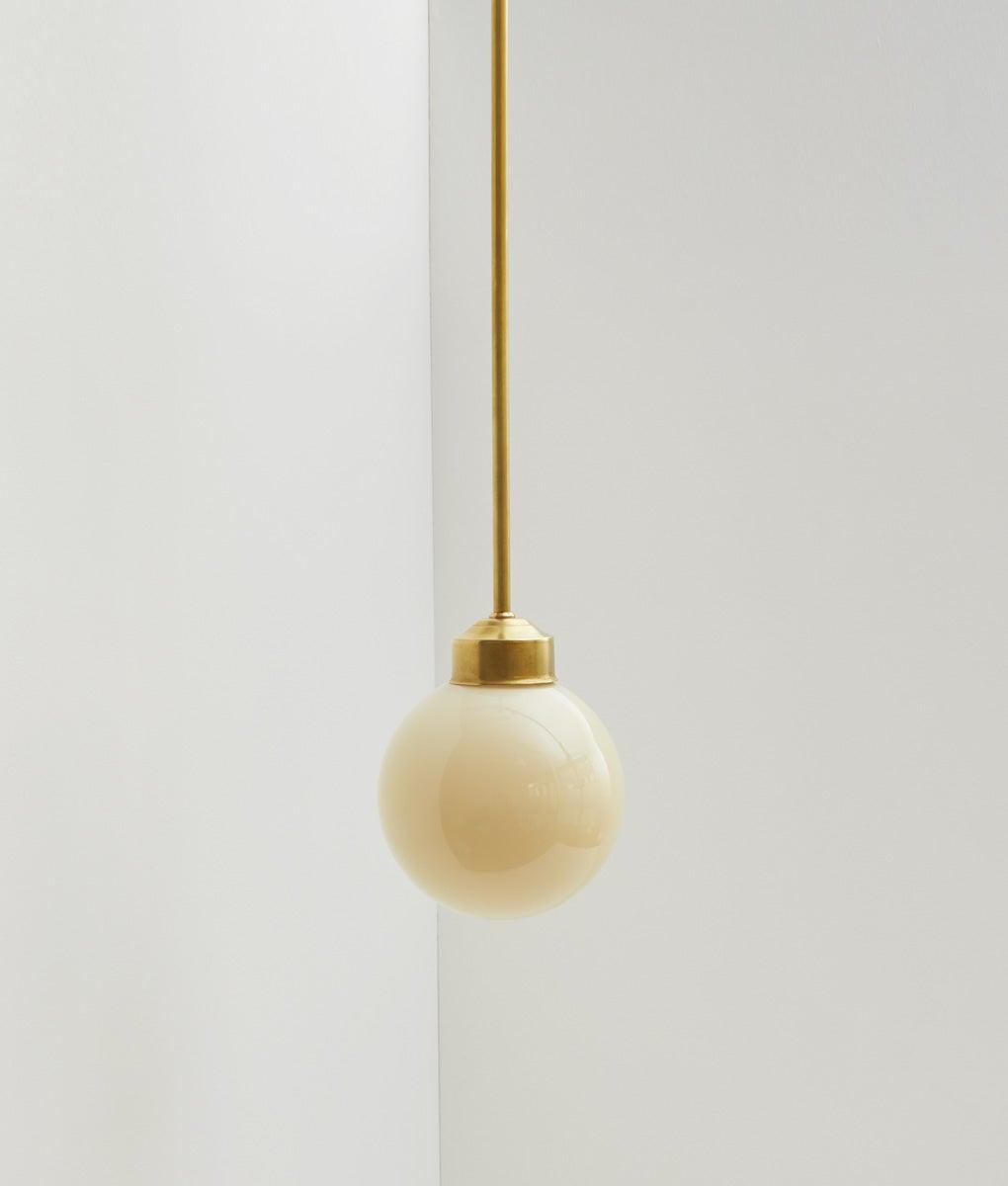 Suspension "Bistro" laiton, verrerie boule en opaline crème satinée - La Quincaillerie moderne