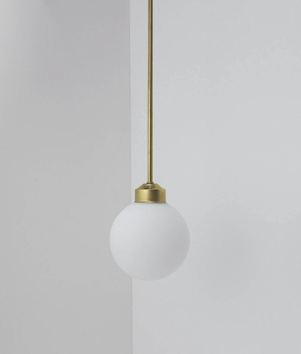 Suspension "Bistro" laiton, grande verrerie boule opaline mate, modèle long