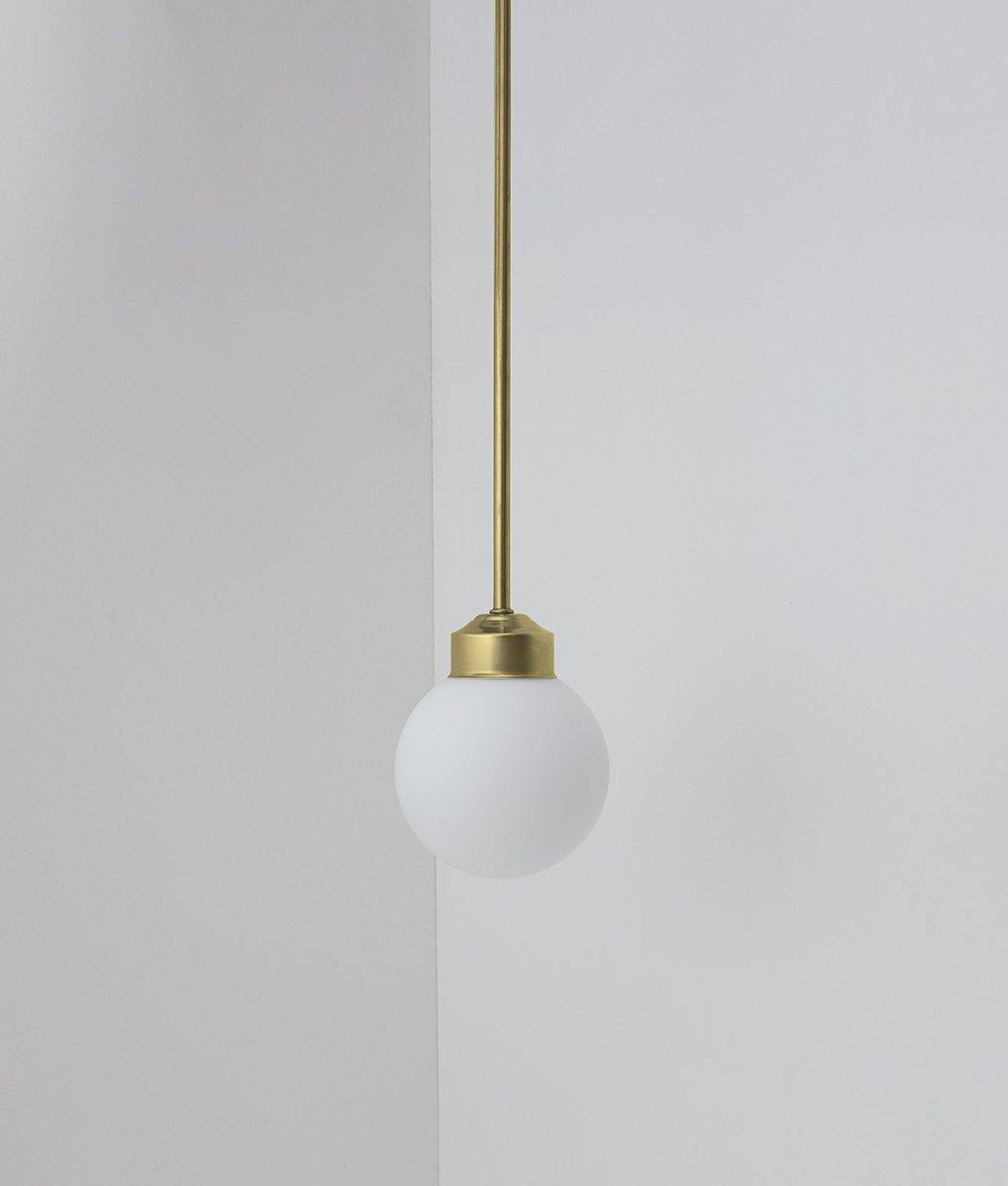 Suspension "Bistro" laiton, petite verrerie boule opaline mate, modèle long, éteinte