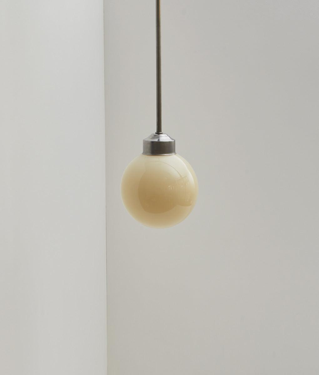 Suspension "Bistro", verrerie boule en opaline crème satinée, modèle court