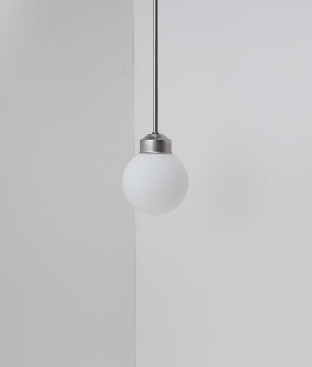 Suspension "Bistro", petite verrerie opaline boule mate, modèle court, 30cm