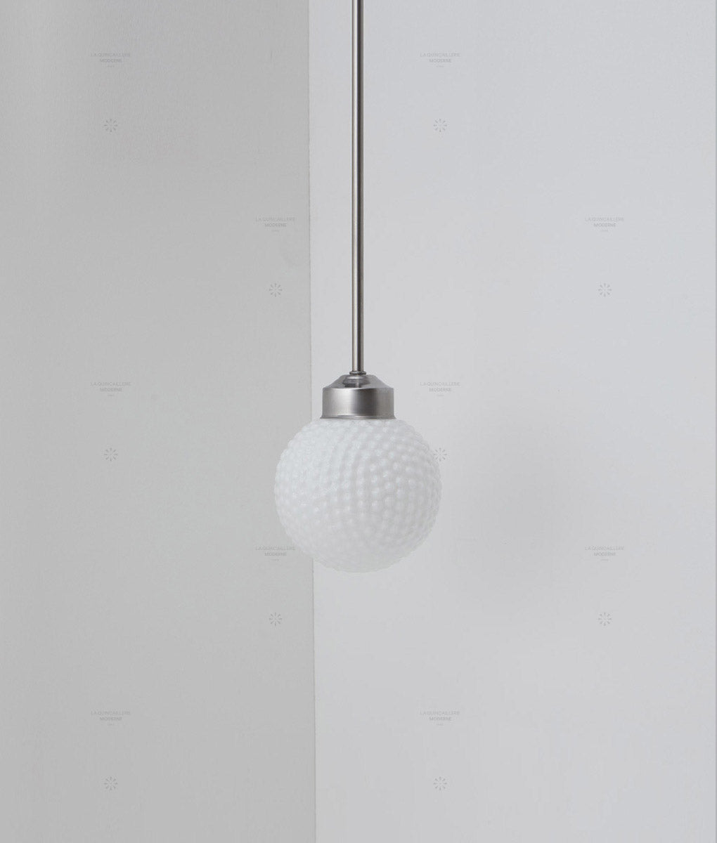 Suspension "Bistro", verrerie opaline boule bullée, modèle court, 30cm