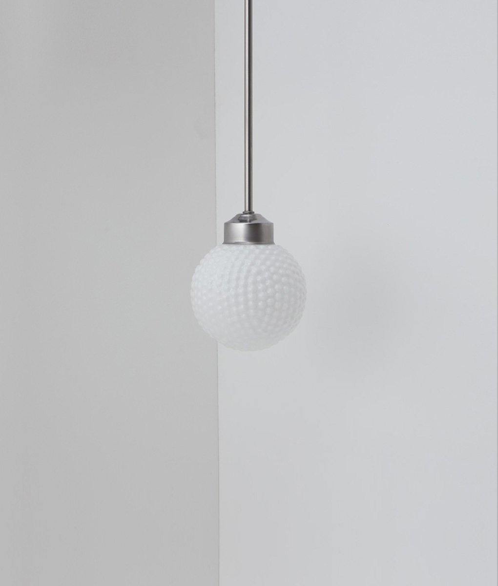 Suspension "Bistro", verrerie opaline boule bullée, modèle court, 30cm