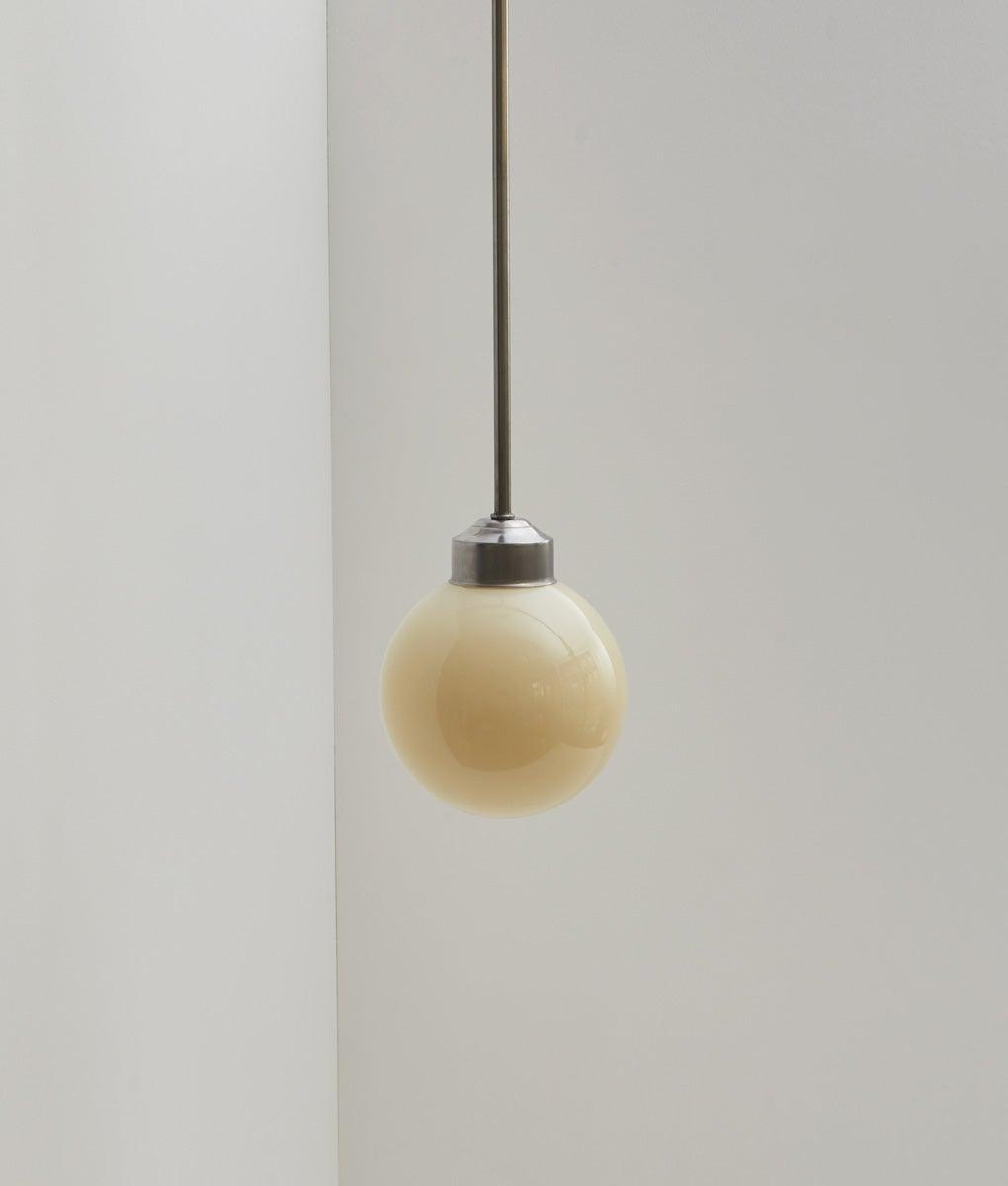 Suspension "Bistro", verrerie boule en opaline crème satinée, modèle moyen