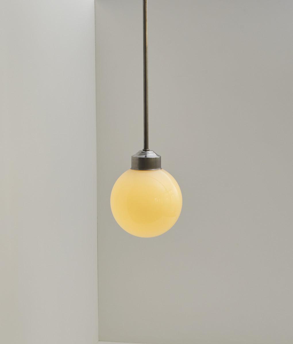Suspension "Bistro", verrerie boule en opaline crème satinée, modèle moyen