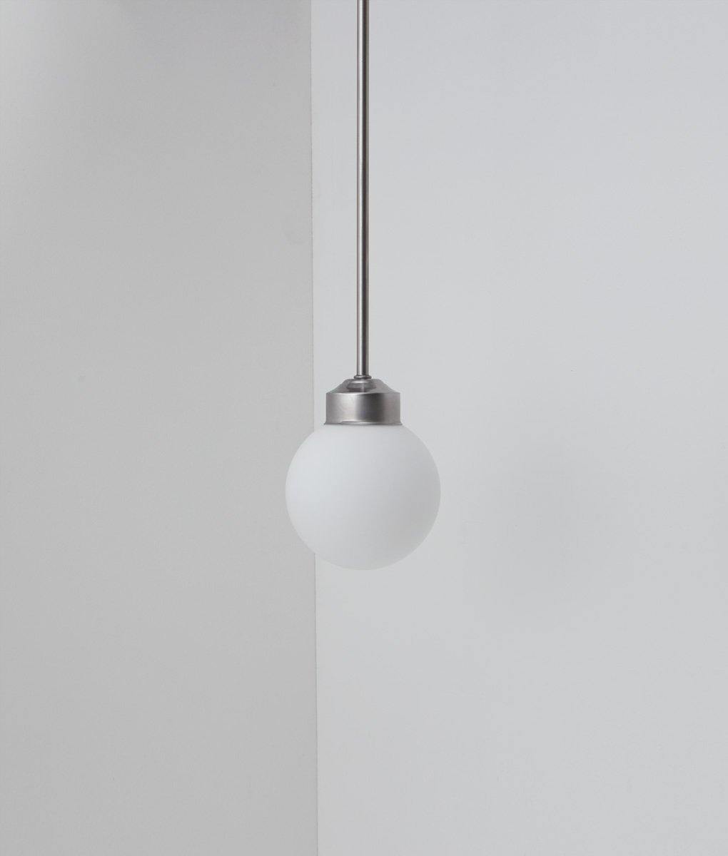 Suspension "Bistro", petite verrerie opaline boule mate, modèle moyen
