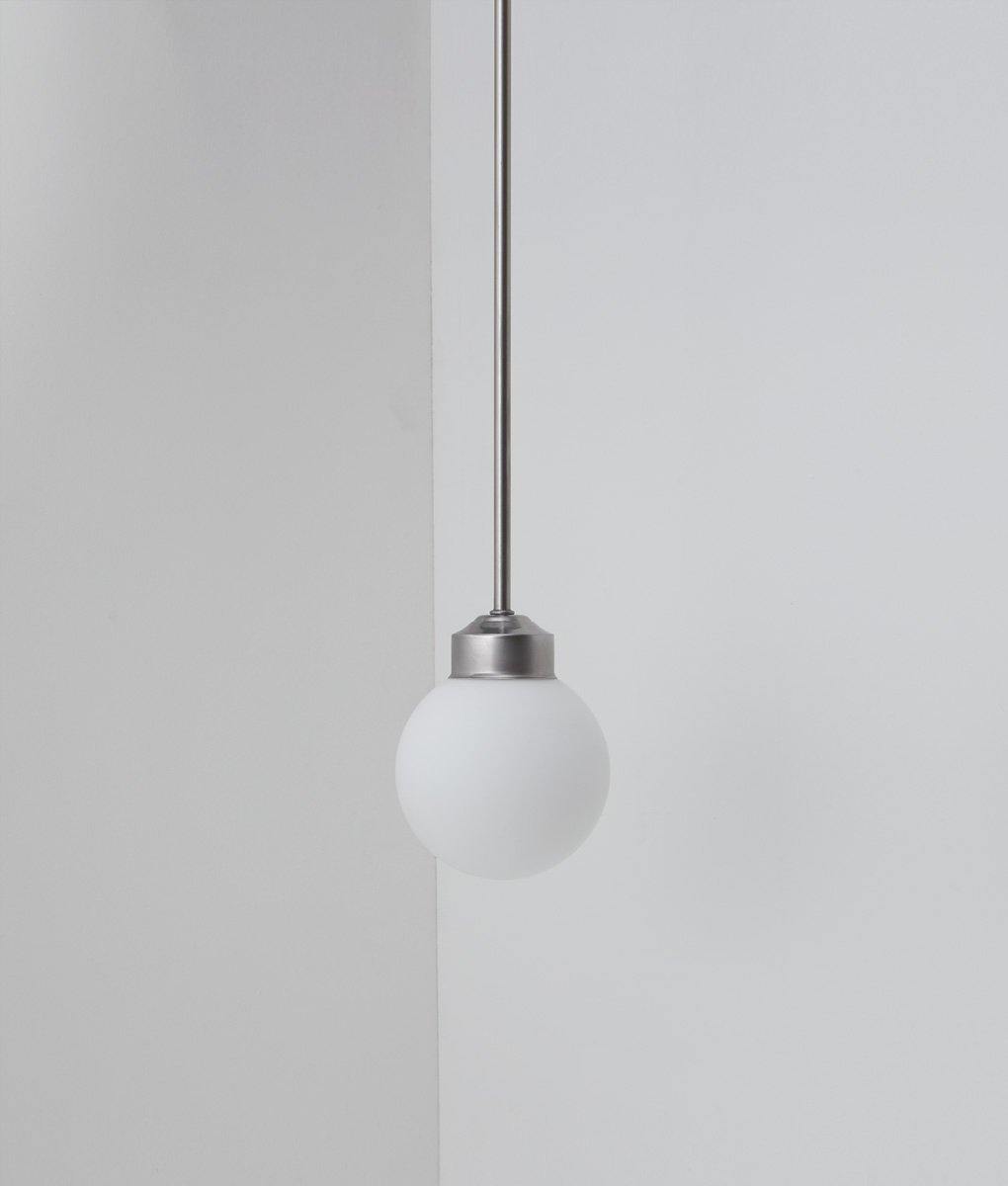 Suspension "Bistro", petite verrerie opaline boule mate, modèle long