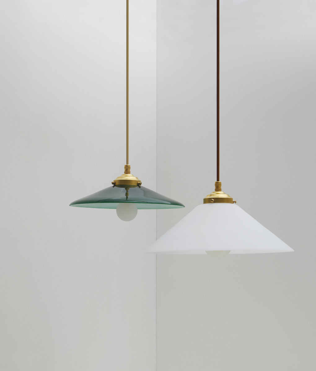 Suspension "Évasé" en opaline verte satinée et blanche mate, avec griffe de fixation en laiton - La Quincaillerie moderne
