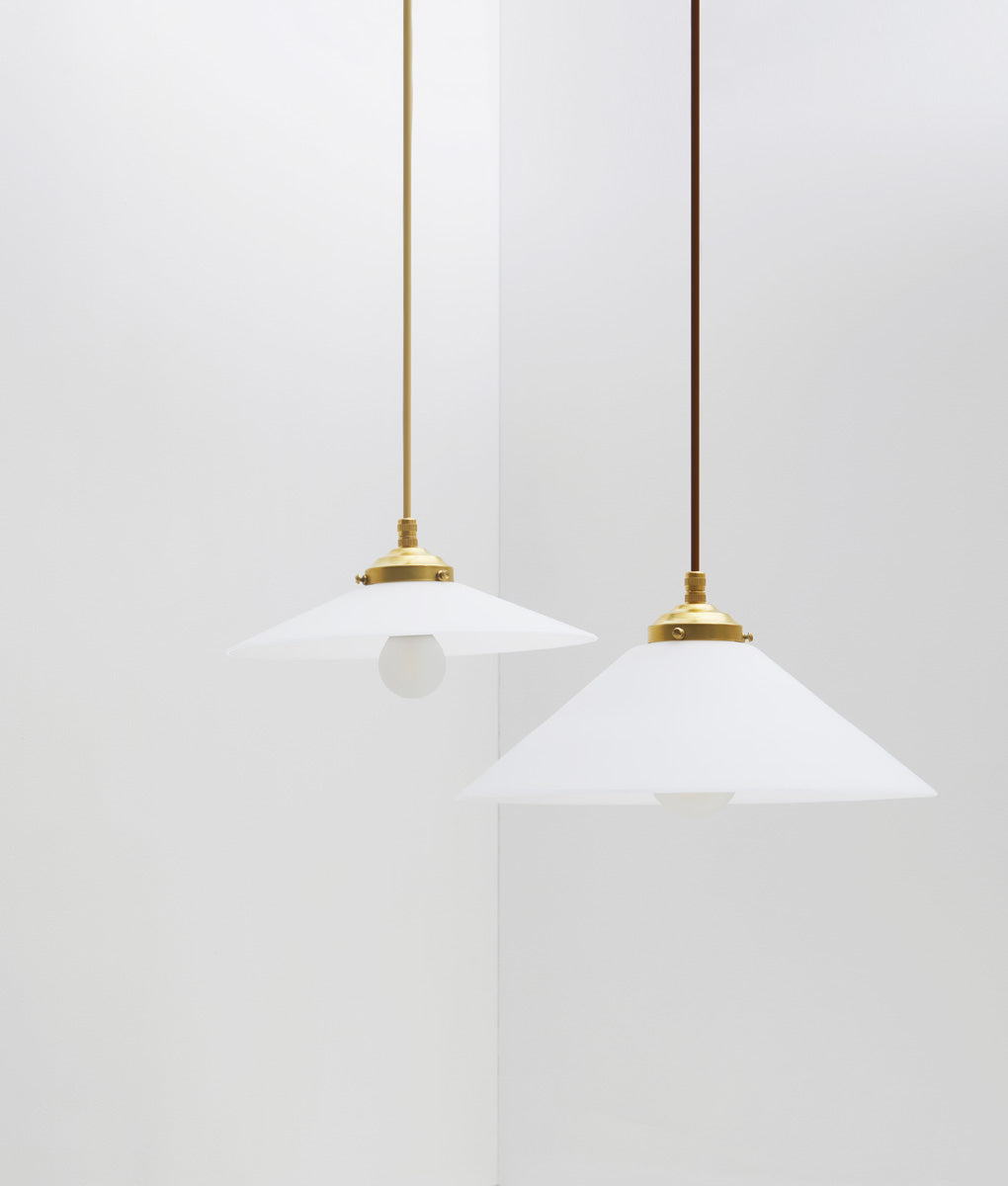 Suspension "Évasé" en opaline blanche mate, avec griffe de fixation en laiton, petit modèle