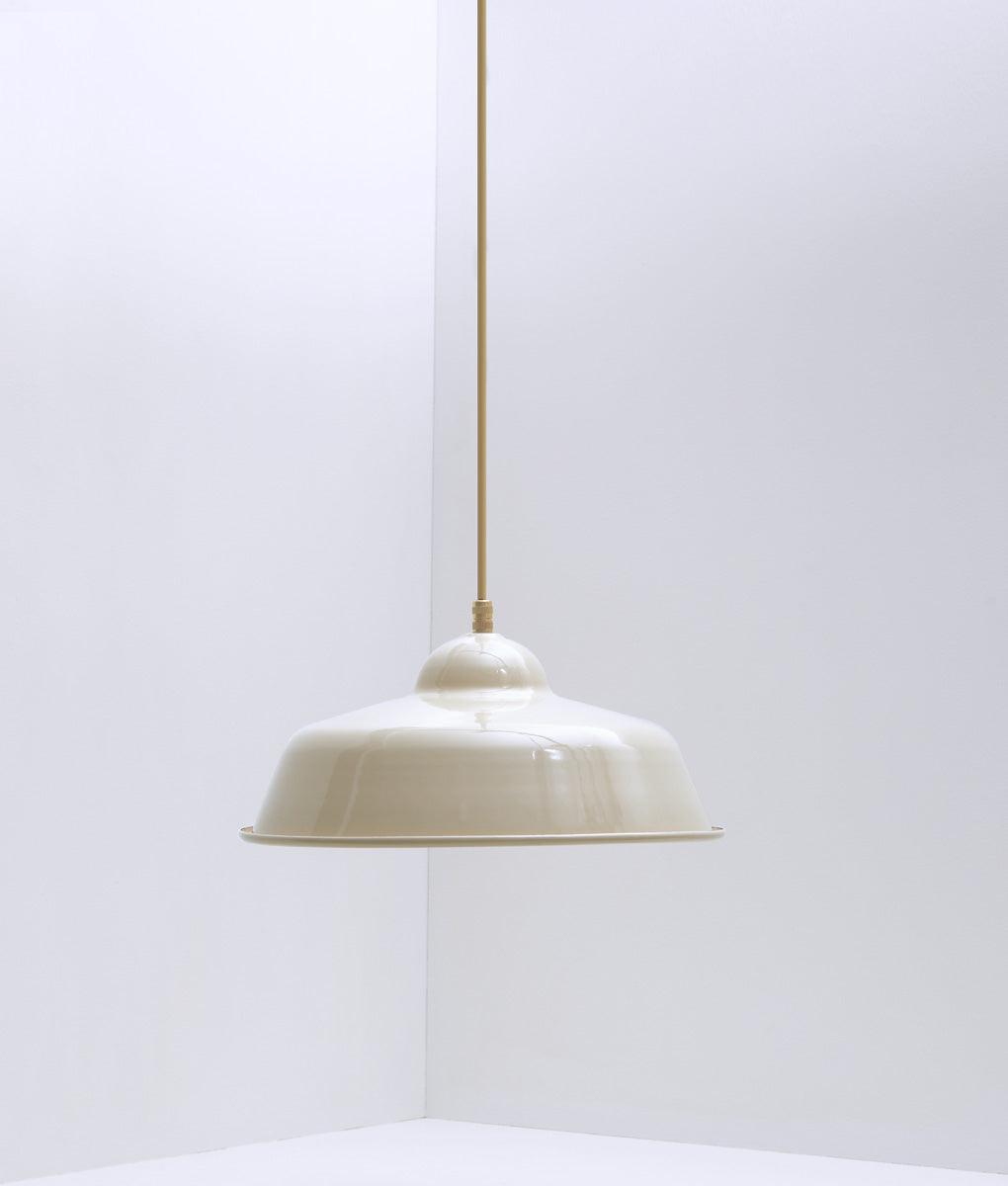 Suspension "Rétro", modèle II, abat-jour crème en métal émaillé