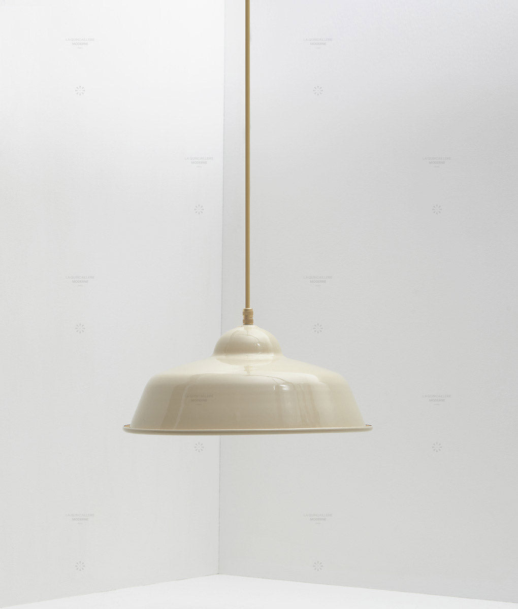 Suspension "Rétro", modèle II, abat-jour crème en métal émaillé