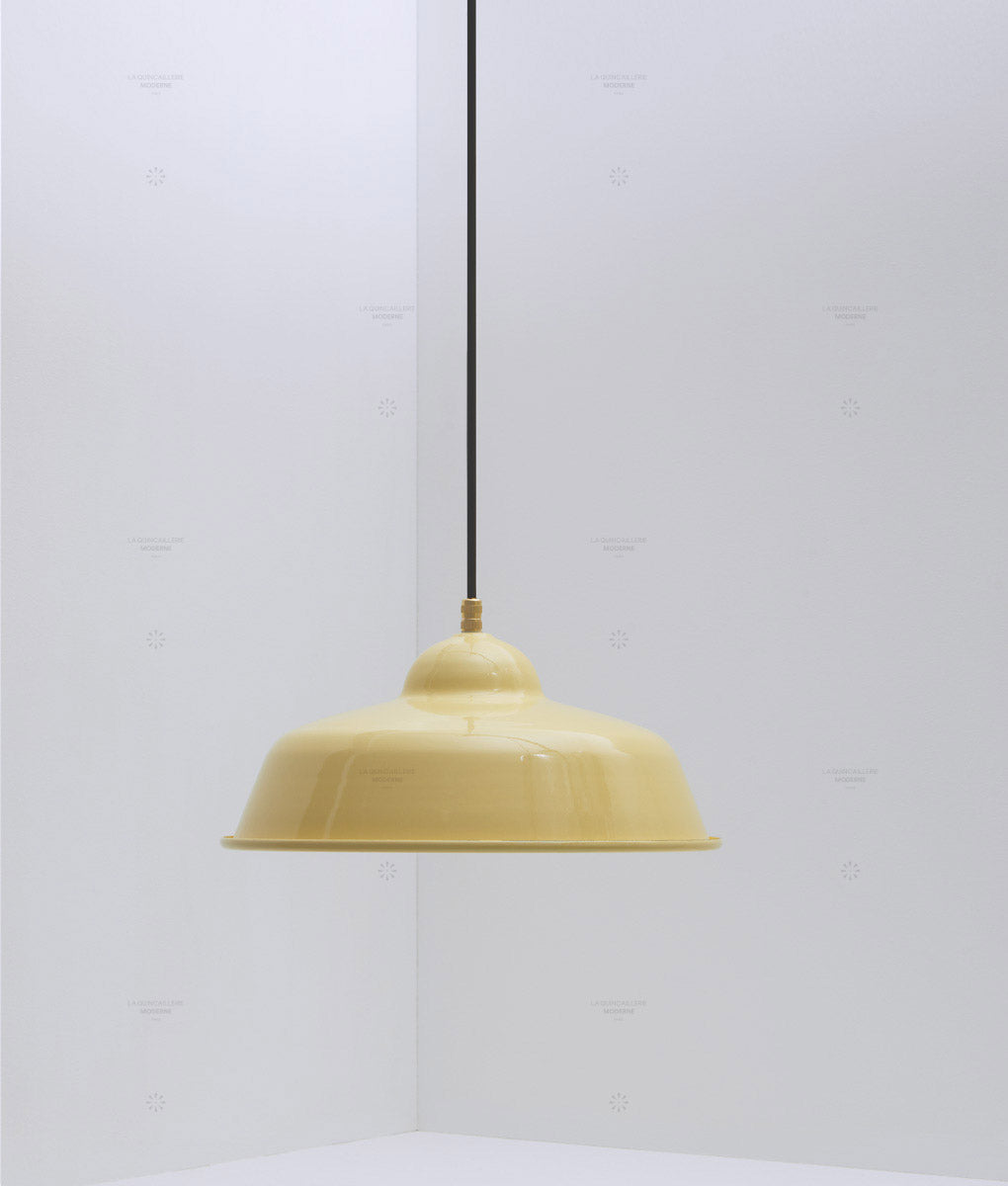 Suspension "Rétro", modèle II, abat-jour jaune pâle en métal émaillé
