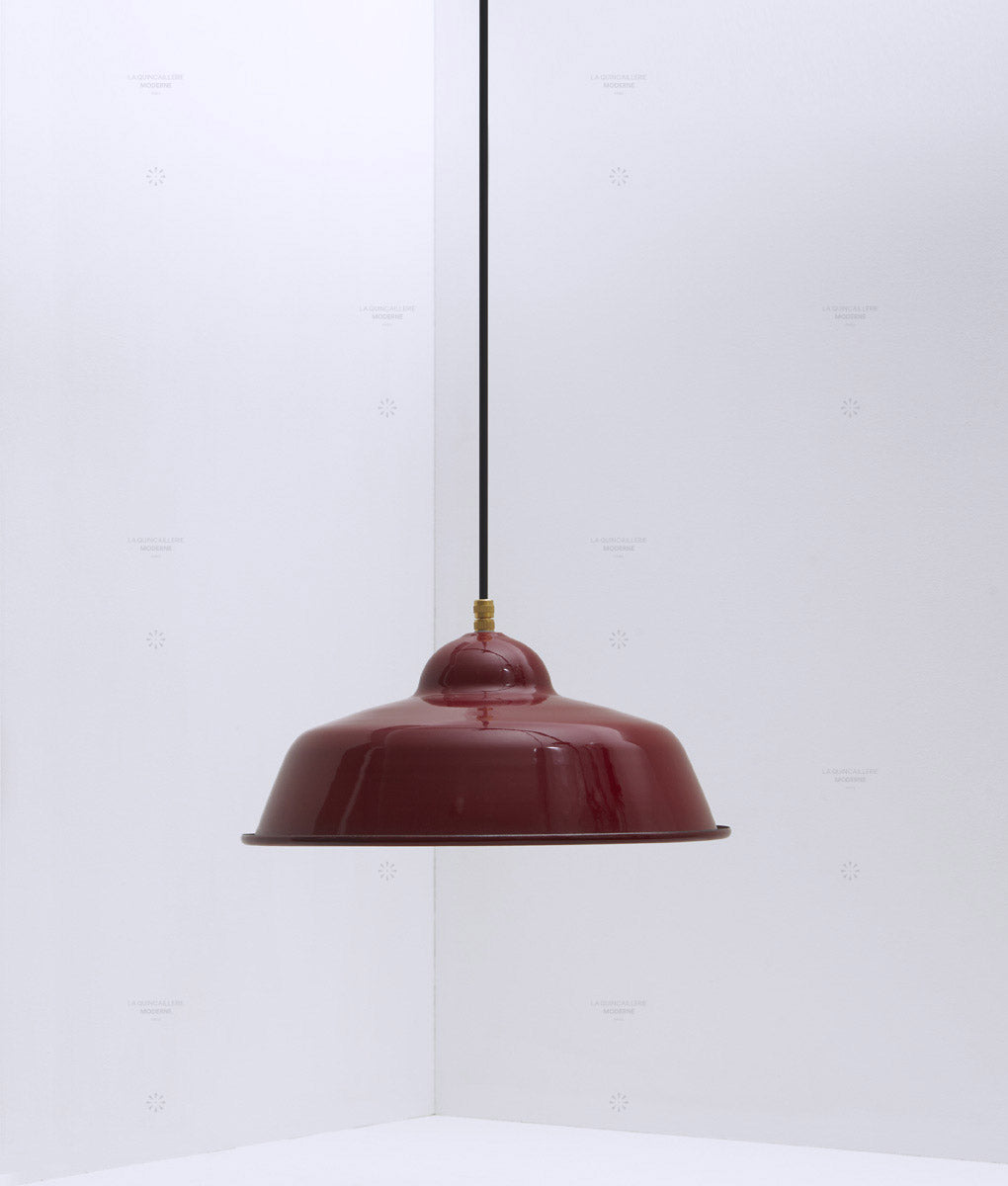 Lustre en laiton du milieu du sicle avec abat-jour en verre opaque En Lustre en laiton du milieu du sicle avec abat-jour en verre opaque En