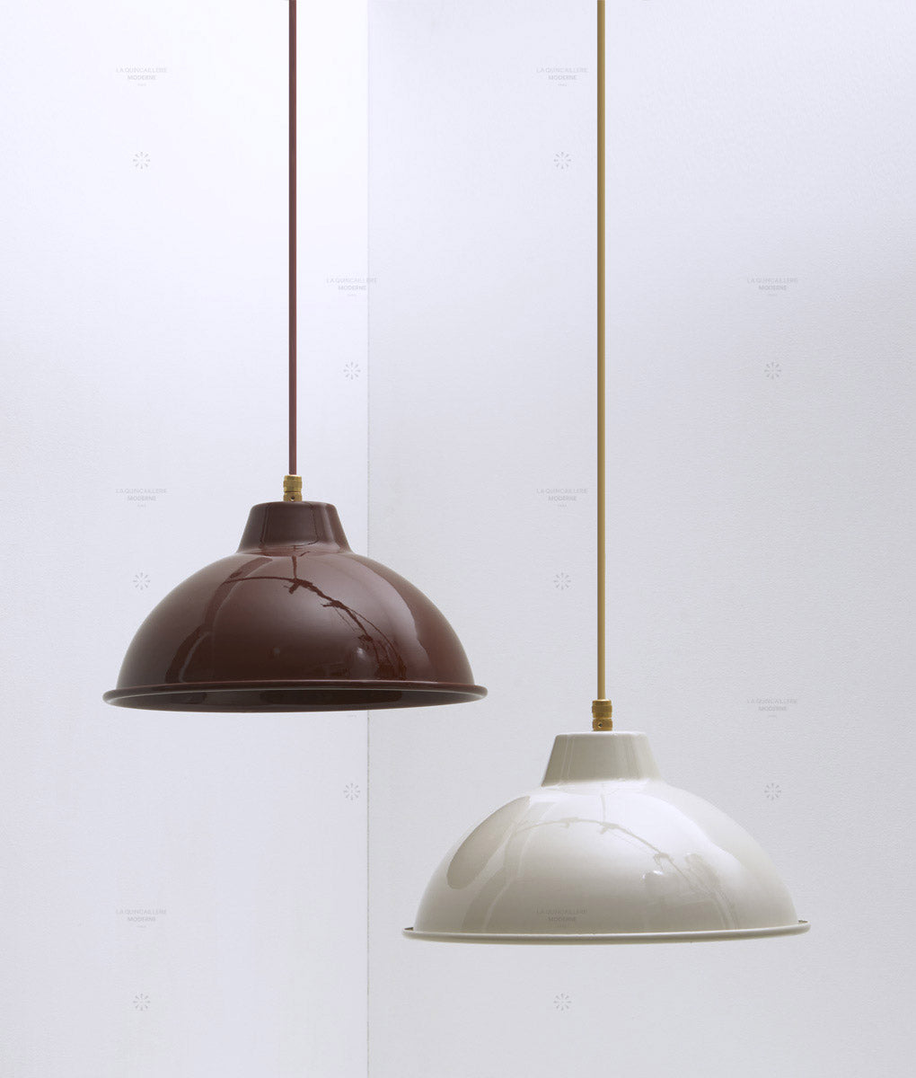 Suspension "Rétro", modèle I, abat-jour crème en métal émaillé - La Quincaillerie moderne