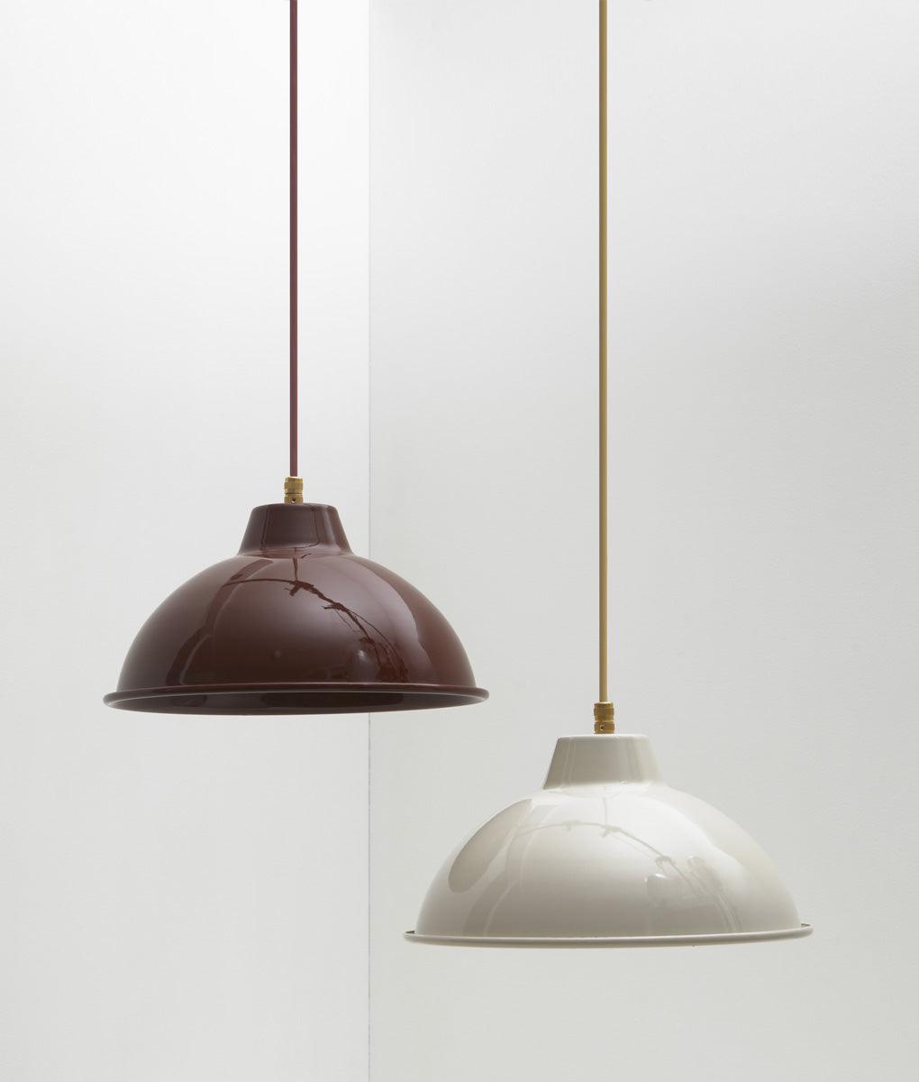 Suspension "Rétro", modèle I, abat-jour crème en métal émaillé - La Quincaillerie moderne